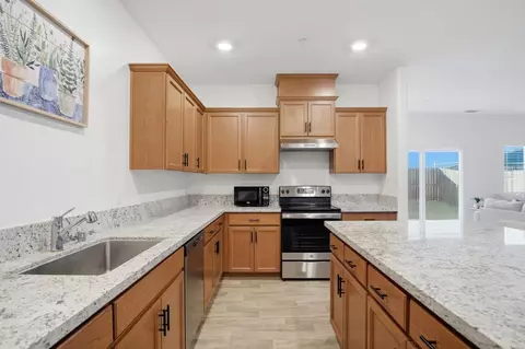 Kitchen - 927 Grimsby Ln, Patterson, CA 95363 photo 4 of 4