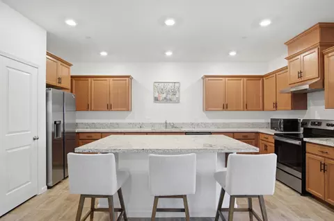 Kitchen - 927 Grimsby Ln, Patterson, CA 95363 photo 2 of 4