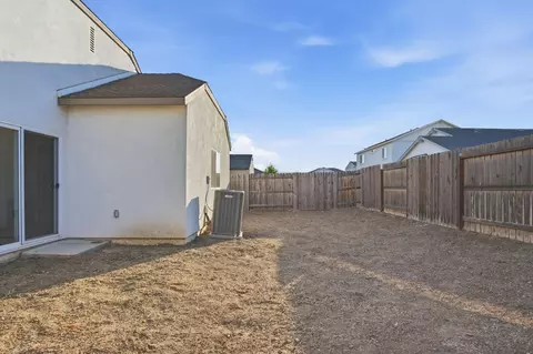 Exterior - 927 Grimsby Ln, Patterson, CA 95363 photo 4 of 7
