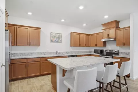 Kitchen - 927 Grimsby Ln, Patterson, CA 95363 photo 3 of 4