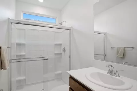 Bath - 927 Grimsby Ln, Patterson, CA 95363 photo 1 of 2