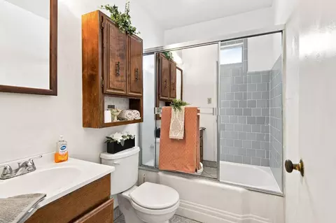 Bath - 1612 Bedford Ave, Modesto, CA 95351 photo 1 of 1