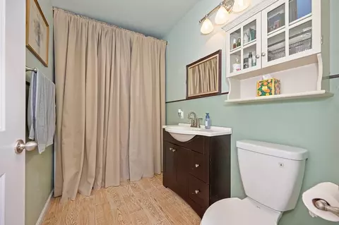 Bath - 4933 Saint Lynn Ln, Carmichael, CA 95608 photo 2 of 2