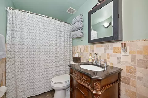 Bath - 4933 Saint Lynn Ln, Carmichael, CA 95608 photo 1 of 2