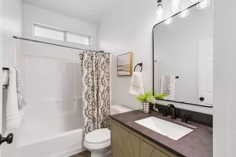 Bath - 225 Creekside Way, Winters, CA 95694 photo 3 of 5