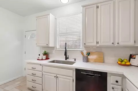 Kitchen - 225 Creekside Way, Winters, CA 95694 photo 3 of 4