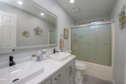 Bath - 536 Red Robin Dr, Patterson, CA 95363 photo 1 of 2