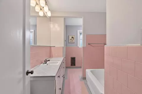 Bath - 729 Howard St, Lodi, CA 95242 photo 1 of 8
