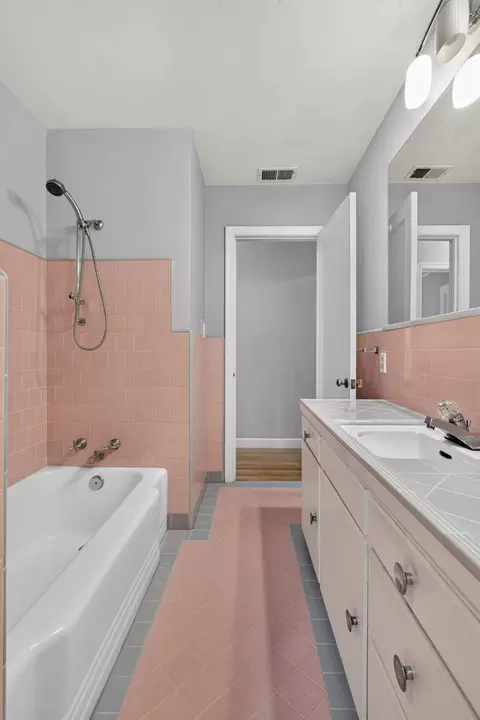 Bath - 729 Howard St, Lodi, CA 95242 photo 4 of 8