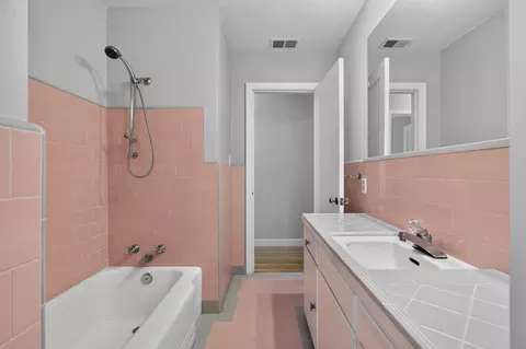 Bath - 729 Howard St, Lodi, CA 95242 photo 5 of 8