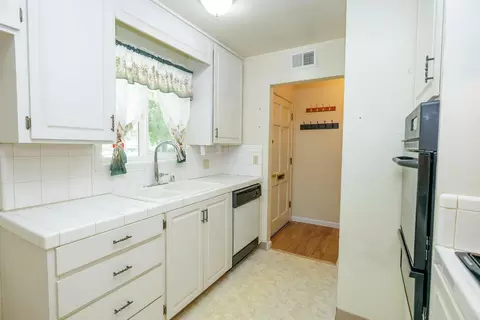 Kitchen - 2901 Hemminger Way, Modesto, CA 95350 photo 3 of 5
