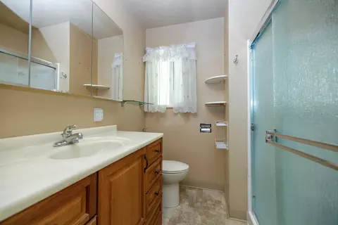 Bath - 2901 Hemminger Way, Modesto, CA 95350 photo 3 of 4