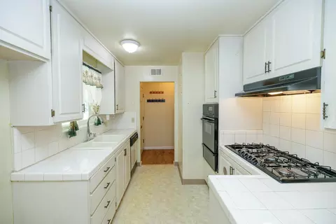Kitchen - 2901 Hemminger Way, Modesto, CA 95350 photo 2 of 5