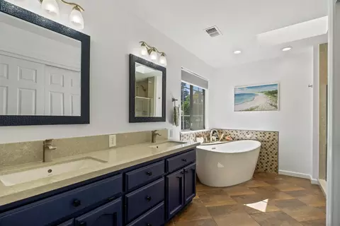 Bath - 966 Shelly Ct, Ripon, CA 95366 photo 2 of 5