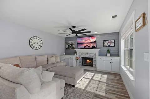 Living - 966 Shelly Ct, Ripon, CA 95366 photo 2 of 3