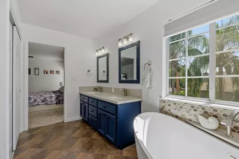 Bath - 966 Shelly Ct, Ripon, CA 95366 photo 4 of 5