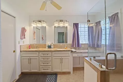Bath - 12635 E Tokay Colony Rd, Lodi, CA 95240 photo 1 of 3