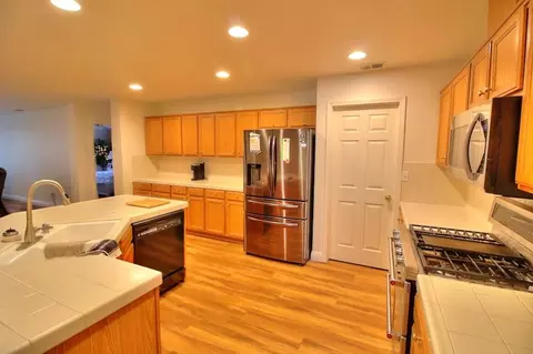 Kitchen - 2021 Spring Ln, Modesto, CA 95356 photo 4 of 6