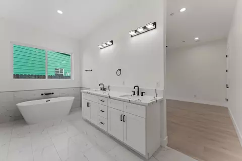 Bath - 9017 Phoenix Ave, Fair Oaks, CA 95628 photo 7 of 9
