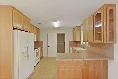 Kitchen - 13393 E Jahant Rd, Acampo, CA 95220 photo 4 of 6