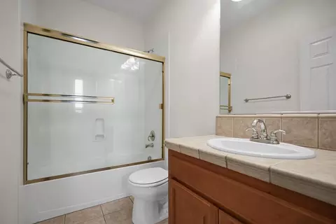 Bath - 9327 Vintner Cir, Patterson, CA 95363 photo 2 of 4