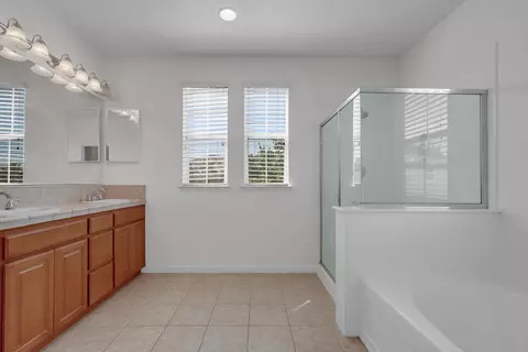 Bath - 9327 Vintner Cir, Patterson, CA 95363 photo 4 of 4