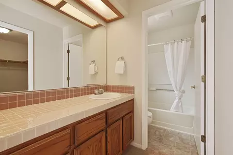 Bath - 773 E Century Pl, Lodi, CA 95240 photo 2 of 3