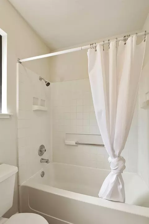 Bath - 773 E Century Pl, Lodi, CA 95240 photo 3 of 3