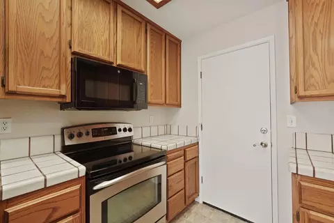 Kitchen - 773 E Century Pl, Lodi, CA 95240 photo 4 of 5