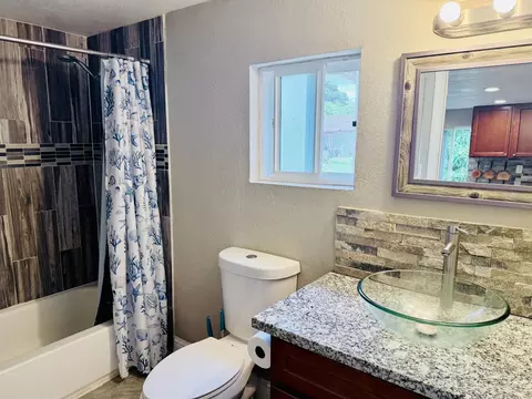 Bath - 4834 Pacific Ave, Olivehurst, CA 95961 photo 2 of 3