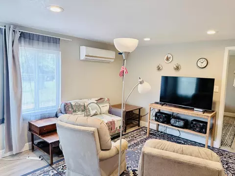 Living - 4834 Pacific Ave, Olivehurst, CA 95961 photo 2 of 4