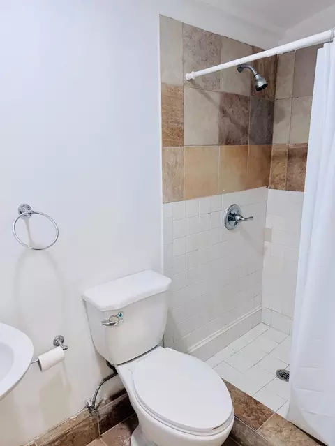 Bath - 4834 Pacific Ave, Olivehurst, CA 95961 photo 3 of 3