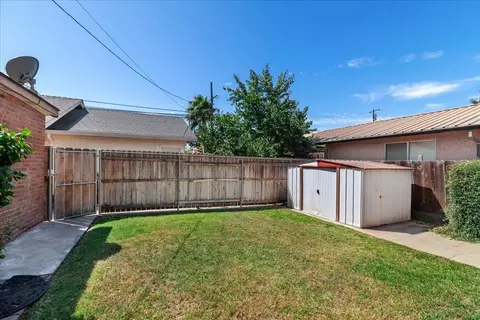 Exterior - 110 E B St, Oakdale, CA 95361 photo 5 of 8
