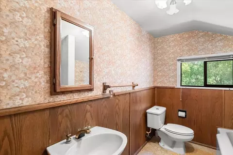 Bath - 110 E B St, Oakdale, CA 95361 photo 3 of 5
