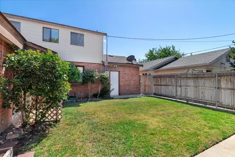 Exterior - 110 E B St, Oakdale, CA 95361 photo 6 of 8