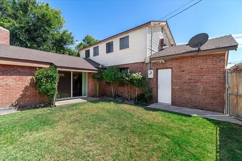 Exterior - 110 E B St, Oakdale, CA 95361 photo 7 of 8