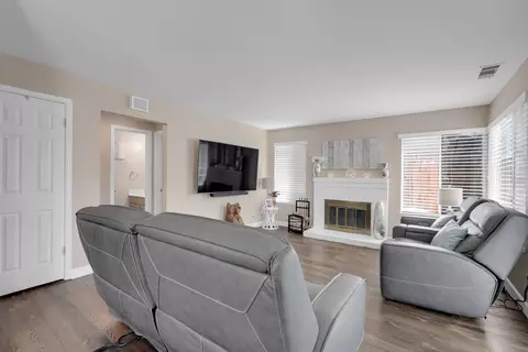 Living - 102 Henry Ct, Tracy, CA 95376 photo 1 of 2