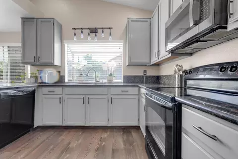 Kitchen - 102 Henry Ct, Tracy, CA 95376 photo 2 of 4