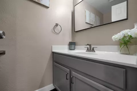 Bath - 102 Henry Ct, Tracy, CA 95376 photo 1 of 2