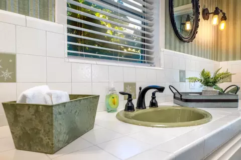 Bath - 490 E Main, Grass Valley, CA 95945 photo 5 of 7