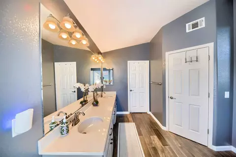 Bath - 3227 Cathleen Ln, Tracy, CA 95377 photo 4 of 10