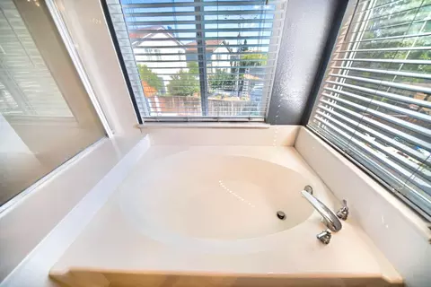 Bath - 3227 Cathleen Ln, Tracy, CA 95377 photo 3 of 10