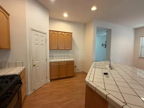 Kitchen - 1347 Cliff Swallow Dr, Patterson, CA 95363 photo 4 of 5