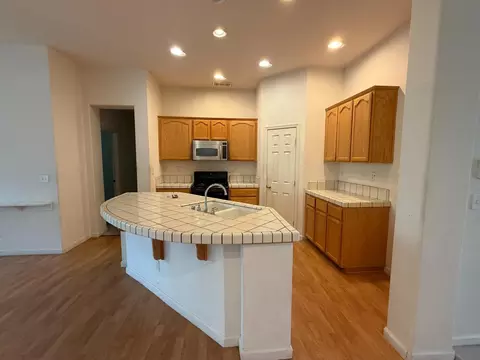 Kitchen - 1347 Cliff Swallow Dr, Patterson, CA 95363 photo 2 of 5