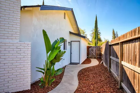 Exterior - 2801 Sapphire Dr, Modesto, CA 95355 photo 6 of 10