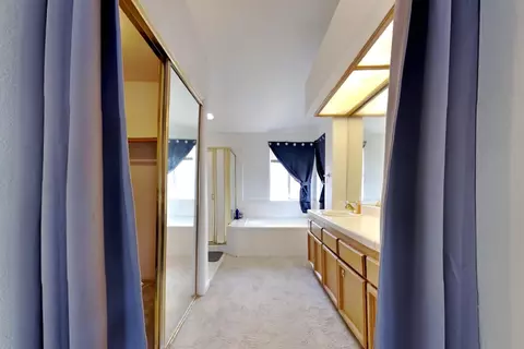 Bath - 1219 Mohr Cir, Manteca, CA 95337 photo 2 of 9