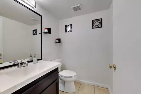 Bath - 1219 Mohr Cir, Manteca, CA 95337 photo 1 of 9