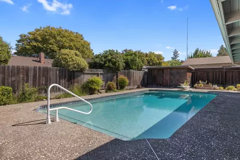Exterior - 1625 Fernandes St, Modesto, CA 95355 photo 5 of 6