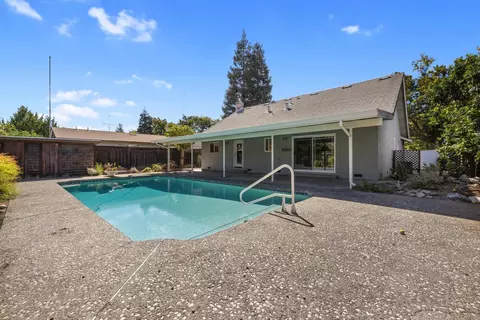Exterior - 1625 Fernandes St, Modesto, CA 95355 photo 4 of 6