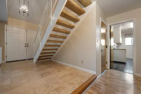Entry Way - 1625 Fernandes St, Modesto, CA 95355 photo 3 of 11
